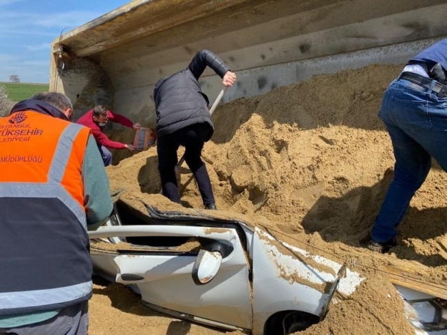 İstanbul'da kum yüklü tır otomobilin üstüne devrildi
